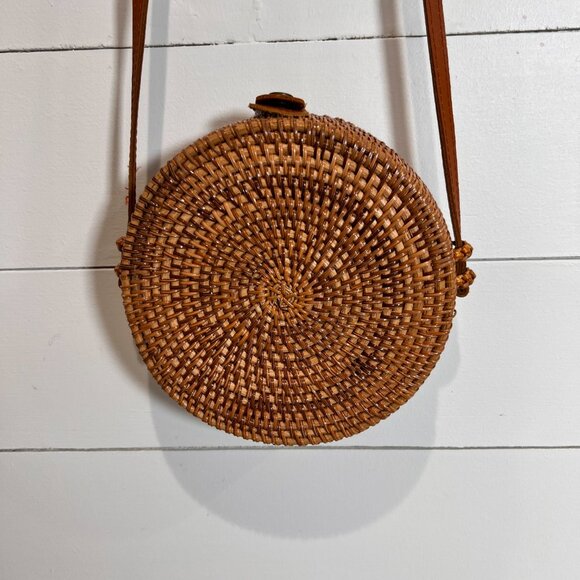 Round Straw Purse with Snap Closure - Picture 4 of 6